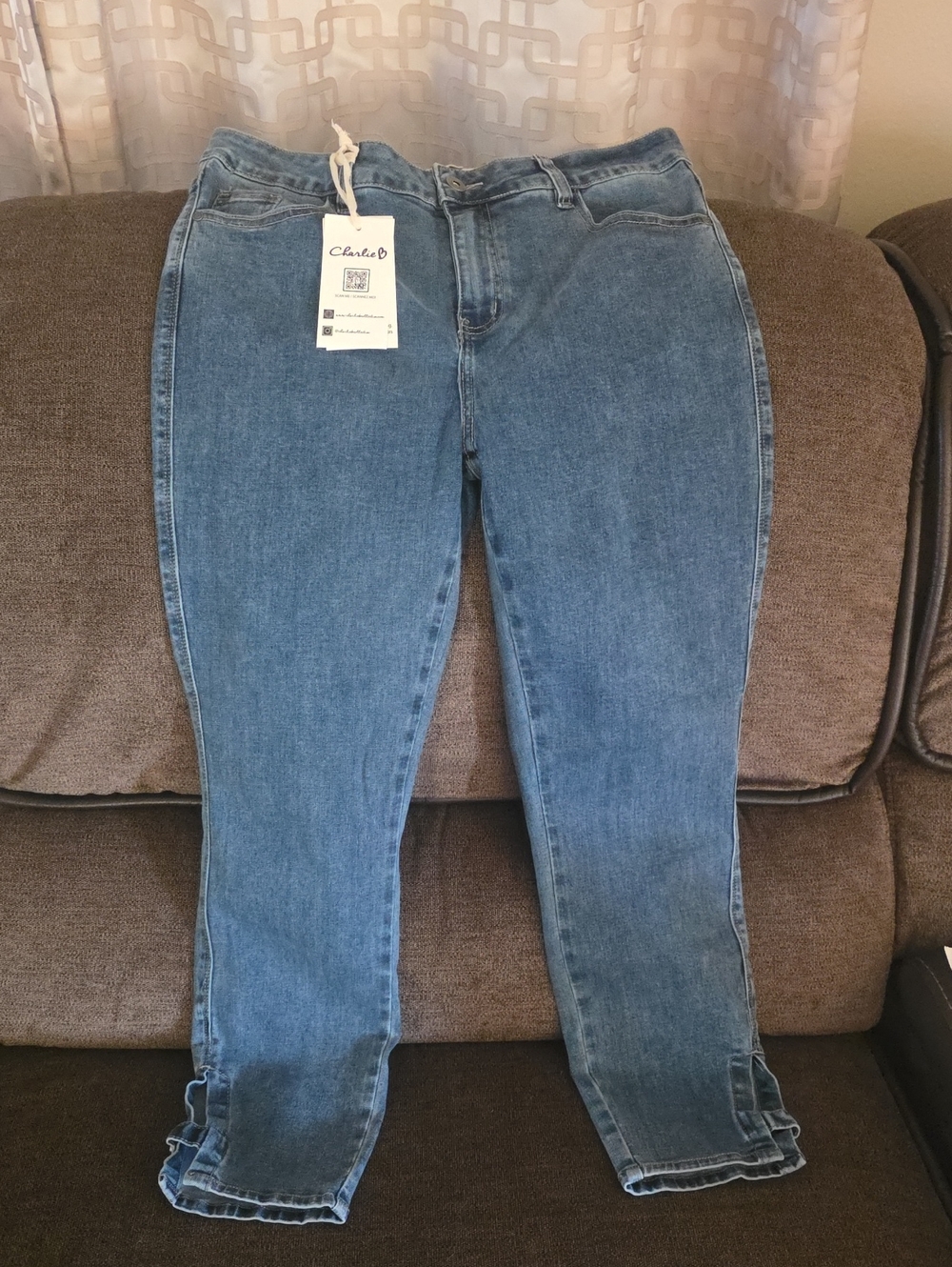 CHARLIE B Skinny Jeans in Classic Blue Wash